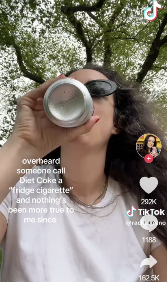 “为啥只有烟民能理直气壮下楼摸鱼？” TikTok上打工人开始抽更适合夏天的“冰镇香烟”？